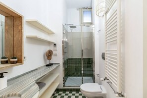 Dusche, Haartrockner, Bidet, Handtücher