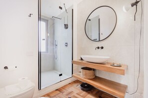 Ducha, secador de pelo, bidet, toallas