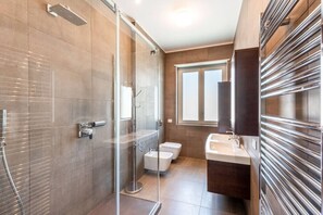 Dusche, Haartrockner, Bidet, Handtücher