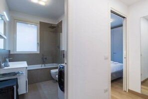 Shower, hair dryer, bidet, towels