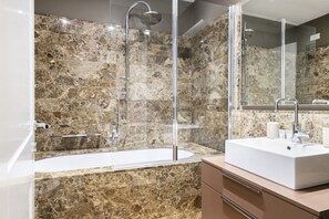 Ducha, secador de pelo, bidé y toallas