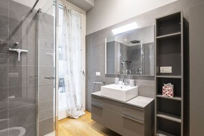 シャワー、ヘアドライヤー、ビデ、タオル