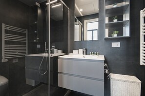 Douche, sèche-cheveux, bidet, serviettes fournies