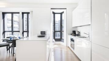 Fridge, oven, stovetop, dishwasher