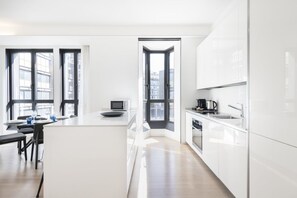 Fridge, oven, stovetop, dishwasher