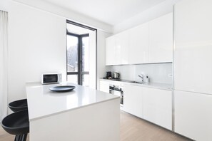 Fridge, oven, stovetop, dishwasher