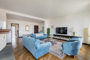 TV, fireplace