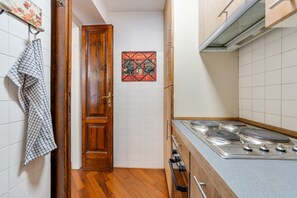 冷蔵庫、コンロ、食器洗い機、コーヒー / ティーメーカー