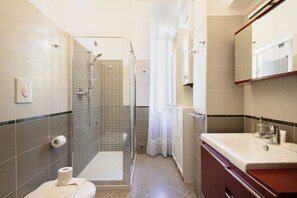 Doccia, bidet, asciugamani