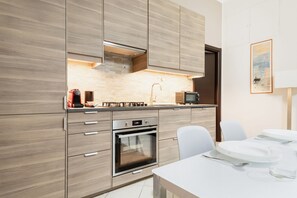 Fridge, oven, stovetop, dishwasher