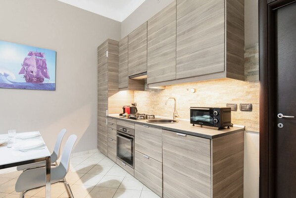 冷蔵庫、オーブン、コンロ、食器洗い機