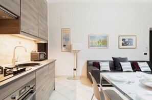 冷蔵庫、オーブン、コンロ、食器洗い機