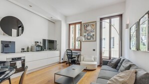 Eine moderne Wohnung mit Küche, Essbereich und Wohnzimmer.