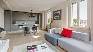 Un apartamento moderno con cocina, comedor y sala de estar.