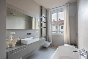 Shower, hair dryer, bidet, towels - Stylish Design apartment in Fashion District (Milano)