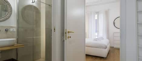 Dusche, Haartrockner, Bidet, Handtücher