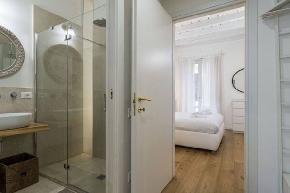 Douche, séchoir à cheveux, bidet, serviettes fournies