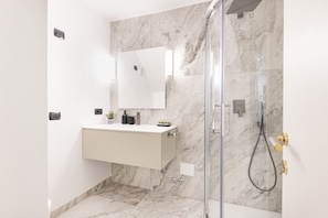 Shower, hair dryer, bidet, towels