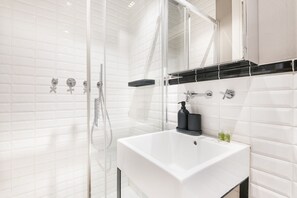 Shower, hair dryer, bidet, towels - Beautiful and spacious house in Corso Como by Easylife (Milano)