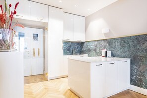 Fridge, microwave, stovetop, dishwasher