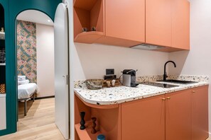 Kühlschrank, Herdplatte, Wasserkocher mit Kaffee-/Teezubehör