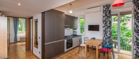 Kühlschrank, Ofen, Herdplatte, Geschirrspüler