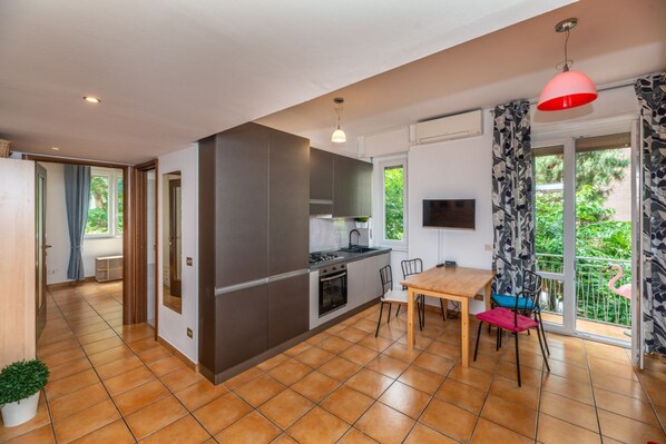 Kühlschrank, Ofen, Herdplatte, Geschirrspüler