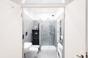 Ducha, secador de pelo, bidet, toallas