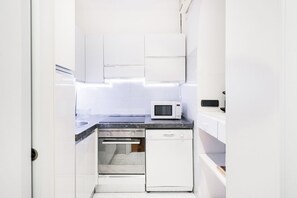 冷蔵庫、電子レンジ、オーブン、コンロ