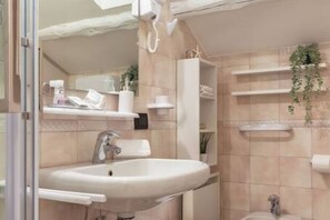 Shower, hair dryer, bidet, towels - Easylife - Antique and modern meet: cozy one-bedroom apartment with wooden beams (Milano)