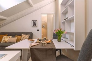 Dining - Easylife - Antique and modern meet: cozy one-bedroom apartment with wooden beams (Milano)