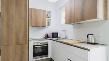 Frigorifero, microonde, forno, piano cottura