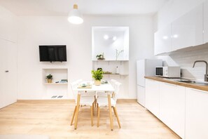 Kühlschrank, Mikrowelle, Herdplatte, Geschirrspüler