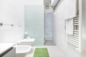 Douche, séchoir à cheveux, bidet, serviettes fournies