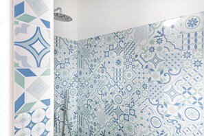Douche, sèche-cheveux, bidet, serviettes fournies