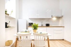 Réfrigérateur, four à micro-ondes, surface de cuisson, lave-vaisselle