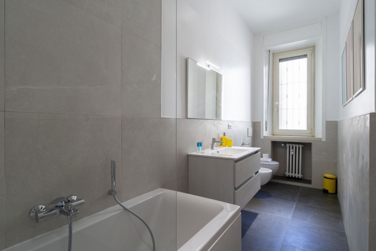 Regadera, secadora de cabello, bidet, toallas 
