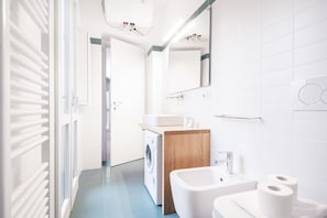 Shower, bidet, towels
