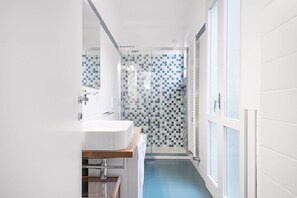 Regadera, bidet, toallas 