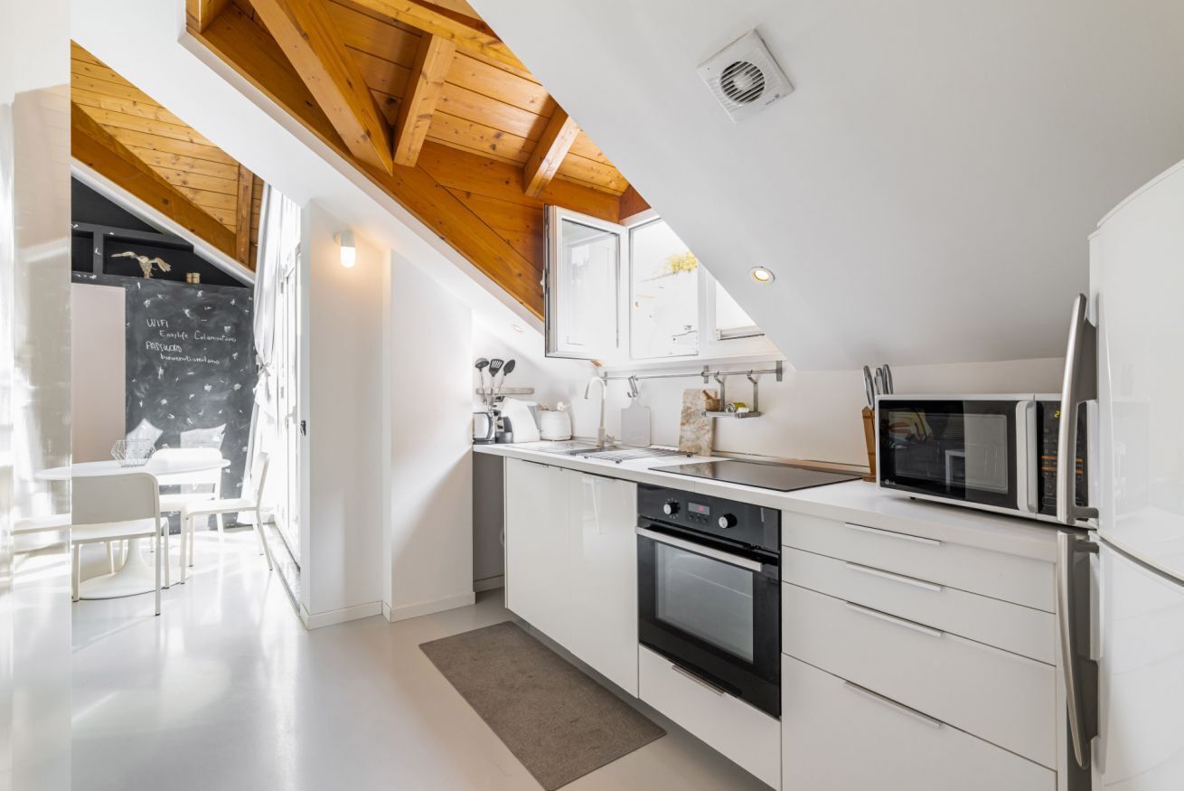 Frigorifero, microonde, forno, piano cottura
