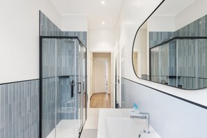 Een douche, een haardroger, een bidet, handdoeken