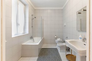 Douche, sèche-cheveux, bidet, serviettes fournies