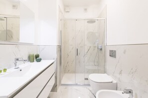 Douche, sĂšche-cheveux, bidet, serviettes fournies