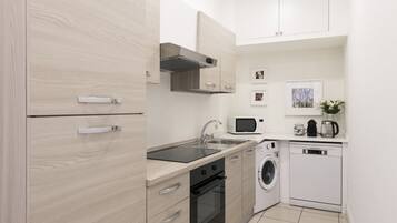 Frigorifero, microonde, forno, piano cottura