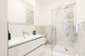 Dusche, Haartrockner, Bidet, Handtücher