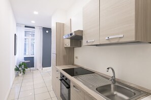 Jääkaappi, mikroaaltouuni, uuni, liesi