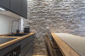 Fridge, oven, stovetop, coffee/tea maker