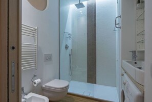 Shower, hair dryer, bidet, towels - Easylife - Elegant and modern apartment in Garibaldi area (Milano)