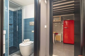 Een douche, een haardroger, een bidet, handdoeken