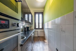 冷蔵庫、電子レンジ、オーブン、コンロ